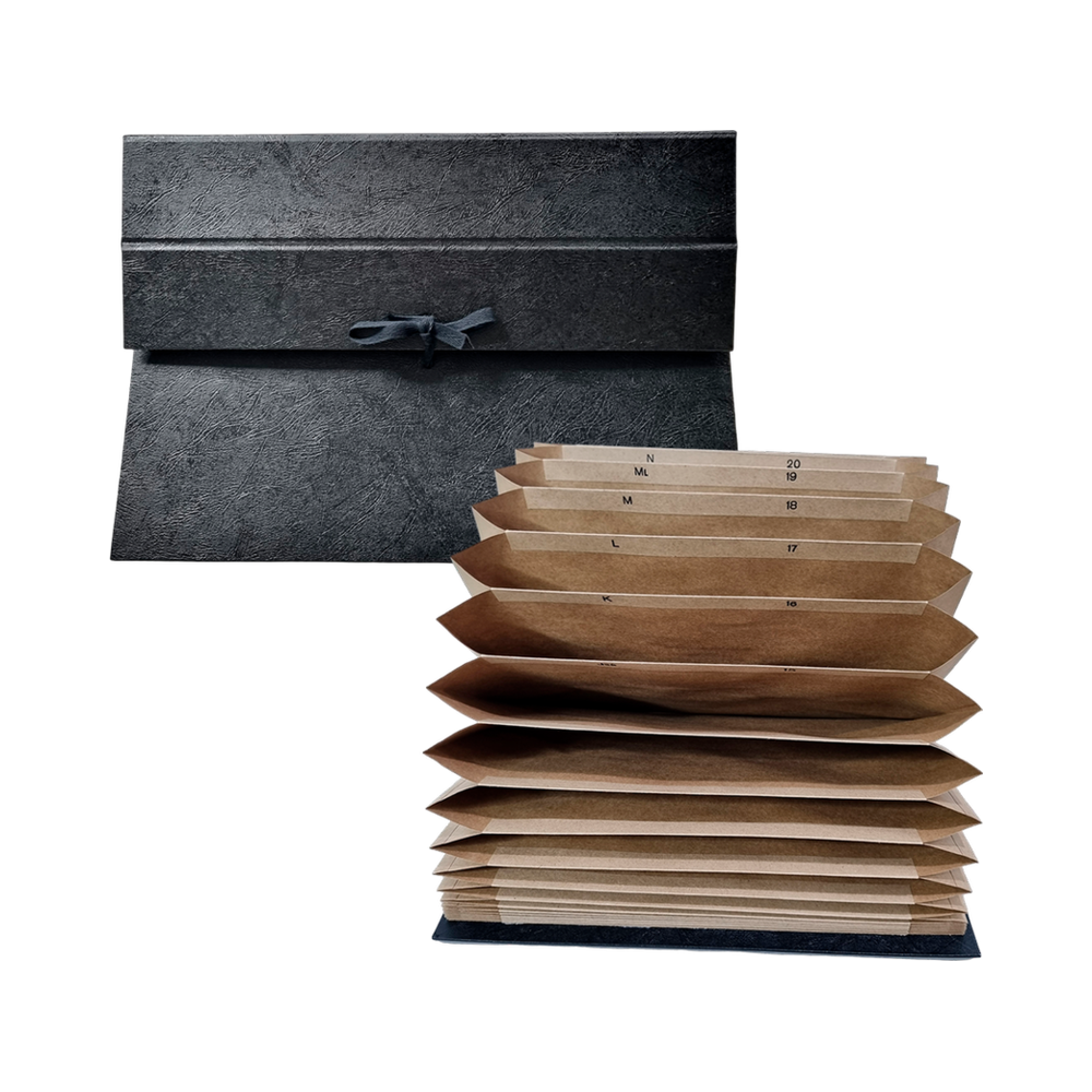 Pasta Sanfonada Papel&atilde;o Of&iacute;cio 12 divis&oacute;rias Dello 370mm x 260mm x 25mm Preta Unit&aacute;ria